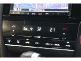 フルオートエアコンが装備されています!お好みの温度設定をするだけでエアコンの風量やモードの切り替えを自動でコントロールしてくれます!ユーザーの操作が少なく燃費走行にもつながります!