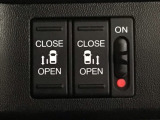 【両側パワースライドドア】両側がパワースライドドアになっており、運転席のスイッチやスマートキーでも開閉が可能です!開口部も広いので乗り降りも楽々♪