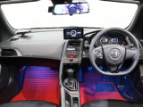 操作性に優れた運転席となります!小物入れや各ボタンの配置にこだわり、使いやすいです!座り心地もよく視認性も良好なのでロングドライブもお任せ下さい!
