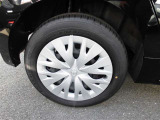 スチールホイールカバー付き。タイヤ装着サイズは「185/60R15」です。