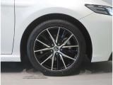純正のアルミホイール装着車です。タイヤサイズは235/45R18です。