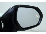 ウインカーミラーにはBSM(ブラインドスポットモニター)を搭載。隣を走る車両が死角に入るとLEDインジケーターを点灯。また、ウィンカーを出すとインジケーターも光って点滅!注意を促してくれます。