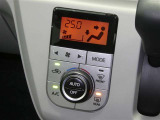 【オートエアコン】車内温度を感知して自動で温度調整をしてくれるのでいつでも快適な車内空間を創り上げます!どの席に座っても快適なドライブが楽しめます♪