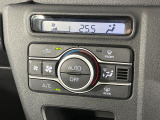 【オートエアコン】一度お好みの温度に設定すれば、車内の温度を検知し風量や温度を自動で調整。暑い…寒い…と何度もスイッチ操作をする必要はありません。快適な車内空間には必須の機能ですね♪