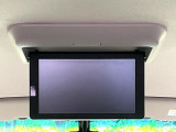 【フリップダウンモニター】大画面モニターで後席でもエンタメをお楽しみいただけます。小さなお子様にも大人気の装備です♪