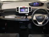 操作性に優れた運転席となります!小物入れや各ボタンの配置にこだわり、使いやすいです!座り心地もよく視認性も良好なのでロングドライブもお任せください!