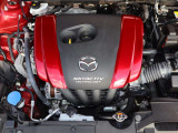 「SKYACTIV-G(ガソリン)」は、規格外の高圧縮を実現し、世界のエンジン技術者に驚きを与えました。さらに、それを維持したままノッキングの発生を抑え、熱効率を向上、走りにも寄与したエンジンです。