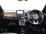 操作性に優れた運転席となります!小物入れや各ボタンの配置にこだわり、使いやすいです!座り心地もよく視認性も良好なのでロングドライブもお任せ下さい!