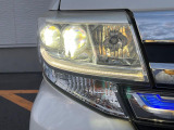【LEDヘッドライト】悪天候や夜間走行時も良好な視界を確保し安心して運転できる高輝度LEDヘッドライトを装備!点灯速度が早く、消費電力も抑えられています。