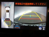 【全周囲モニター】車を上空から見下ろしたような映像をカーナビ画面に映し出し、車庫入れや縦列駐車をサポートしてくれます。