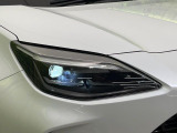 【LEDヘッドライト】悪天候や夜間走行時も良好な視界を確保し安心して運転できる高輝度LEDヘッドライトを装備!点灯速度が早く、消費電力も抑えられています。