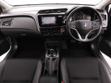 ◆視界広々で非常に運転しやすくロングドライブでも疲れを感じさせないすっきりとまとまったインパネ周りです。