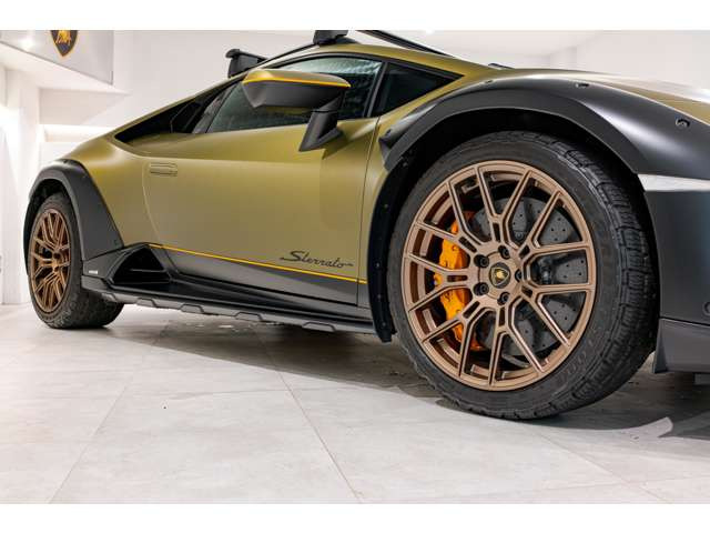 ランボルギーニ ウラカン (LDF) 4WD の中古車詳細 (4,000km, グリーン