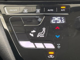 【オートエアコン】一度お好みの温度に設定すれば、車内の温度を検知し風量や温度を自動で調整。暑い…寒い…と何度もスイッチ操作をする必要はありません。快適な車内空間には必須の機能ですね♪