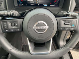 ハンドルには、ステアリングスイッチ付き。プロパイロット機能も付いて長距離ドライブも快適!車両の設定も手元で楽に変更できます。