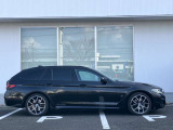 オリジナル・サービスもついたBMW自動車保険も取り扱っております。BMW自動車保険にご加入いただくと、万一のトラブルを24時間365日サポートするエマージェンシー・サービスの〈プレミアム〉をご利用いただけます。