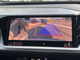 ●サラウンドビューカメラ『車両の4つのカメラから得た映像を合成し、上空から眺めているような映像をモニターに映し出します。車両周辺の歩行者や障害物などの発見に役立ちます。』