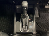 CVT車のセレクトレバーです。低速から高速まで、変速ショックのないスムーズな走りと、エンジン効率のよい領域を維持して燃費にも貢献します。