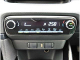 オートエアコンを装備しておりますので、四季を通じて車内を快適な温度に保つことが出来ます!高級感が有りますね!