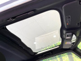 【ガラスルーフ】ガラスルーフ搭載で車内の解放感が一気にアップ!開放的なドライブをお楽しみいただけます。