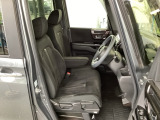フロント広々、ベンチシートの運転席は、ハイトアジャスターが付いているので、快適にドライブができます。ハンドルはチルトステアリングで、ハンドル位置を上下に調節できます。