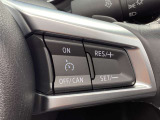 アクセルペダルを踏まなくても車速を約30から100km/hの間に設定できる装置です。高速道路、加速/減速の繰り返しが少ない自動車道などで使用すると、とても快適なドライブができますね♪