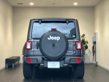 後方から見ると特徴のあるテールランプシンプルにjeepエンブレムが付いてきます。