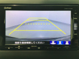 【バックカメラ】運転が苦手な方も車庫入れラクラクです!ギアをリバースに入れれば自動的に切り換わりますので、面倒な操作は不要です♪狭い駐車場もお車を傷つけず安心ですね!