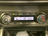 【オートエアコン】一度お好みの温度に設定すれば、車内の温度を検知し風量や温度を自動で調整。暑い…寒い…と何度もスイッチ操作をする必要はありません。快適な車内空間には必須の機能ですね♪