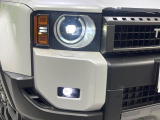 【LEDヘッドライト】悪天候や夜間走行時も良好な視界を確保し安心して運転できる高輝度LEDヘッドライトを装備!点灯速度が早く、消費電力も抑えられています。