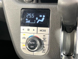 【オートエアコン】一度お好みの温度に設定すれば、車内の温度を検知し風量や温度を自動で調整。暑い…寒い…と何度もスイッチ操作をする必要はありません。快適な車内空間には必須の機能ですね♪