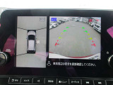 真上から見下ろしたような映像で、見えにくい後方もしっかり確認できるアラウンドビューモニター。狭い駐車場などでも安心して駐車できます。