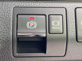 【電動パーキングブレーキ】パーキングブレーキは便利な電動式!ボタン一つで操作でき、アクセルを踏めば自動で解除されます♪レバーやペダルが無いので運転席廻りもすっきりしますね♪