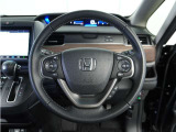 【Honda SENSING】 カメラ等装置で精度の高い検知能力を発揮、安全運転を支援します。ステアリング上のコントローラーに注目!