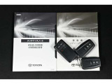 【スマートキー】カバンやポケットに入れたままでもドアの施錠・解錠が可能なスマートキーを装備。エンジンのオン・オフ時もカギを取り出す必要が無いからとっても便利です