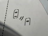【ブラインドスポットモニター】走行中、ドアミラーの死角になりやすい箇所に後続車が接近するとサイドミラーのレンズに警告を表示!ドライバーに注意喚起をしてくれます。