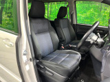 運転席まわりには十分なスペースがあり、大柄な方でもゆったり運転していただける環境です。
