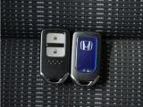 ◆スマートキー◆カギをバッグやポケットに入れたままでもドアロックの開閉ができる『スマートキー』付き!雨天や暗くなってもカギを取り出す必要がなくドアの開錠&エンジンも始動できます