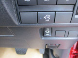 アイドリングストップ機能付です。特別な操作をしなくても、普段通りの運転をするだけで、エコドライブができる機能です。OFFボタンがありますので、必要に応じて使い分けてください。