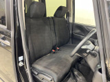運転席まわりには十分なスペースがあり、大柄な方でもゆったり運転していただける環境です。