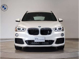 【BMWの伝統-1】BMWの特徴的な“キドニーグリル”は、80年以上続く伝統の形でございます。変わらないこだわりのデザインが、プレミアムブランド“BMW”を創り出します。