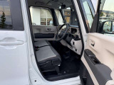 ゆったり、しっかりと座れるシートに運転席は高さ調節可能なパワーシート付き!シート位置の前後と高さ、レバーの上下左右の調節で自分にあったポジションを見つけることができます!