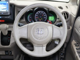 操作性に優れた運転席となります!小物入れや各ボタンの配置にこだわり、使いやすいです!座り心地もよく視認性も良好なのでロングドライブもお任せ下さい!
