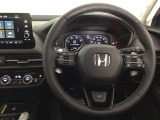 【ハンドル】運転にかかわる様々な操作を安全に行えるように視点移動が少なく操作性に配慮されたスイッチ類が凝縮されたコックピットです。