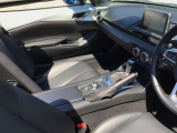 マツダ車のシートは人間工学に基づき設計されています。ハンドルを握る体勢が自然なポジションになるようにシートの作り込みをおこなっていますので、ロングドライブでも疲れにくいです!!