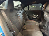 メルセデスのシートは少し硬めになっております。長時間の運転の際、適度な反発があることでお尻や腰の負担を減らす効果が御座います。
