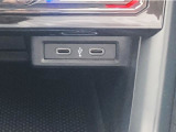 運転席中心部にタイプCのUSBソケットを2つ装備。スマートフォンの充電やApp Connectの通信が手軽に行えます。