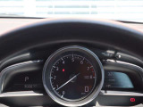 運転視界の遠方上方に虚像を投影することで前を見ながら情報の視認ができます。本当にドライバーが必要な情報を適切に伝え、楽しんで頂くことを考えた新世代装備です。※虚像は1.5m前方に浮かぶイメージです。