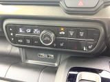 【オートエアコン】一度お好みの温度に設定すれば、車内の温度を検知し風量や温度を自動で調整。暑い…寒い…と何度もスイッチ操作をする必要はありません。快適な車内空間には必須の機能ですね♪