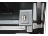 USBソケットがついていますのでコードを繋げばスマートフォンなどの充電が出来ます!オーディオソース USB 対応しております。
